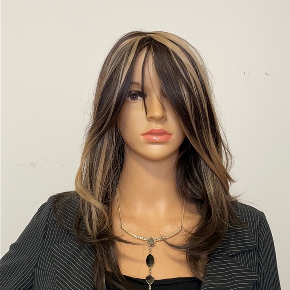 NWT 15” caramel highlights dark brown layered wig